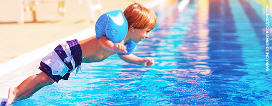 Infoblock Schwimmkurse Junge springt vom Beckenrand © Anna Omelchenko/ stock.adope.com