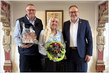 Der Bürgermeister steht mit Horst und Erika Witt im historischen Ratssaal.