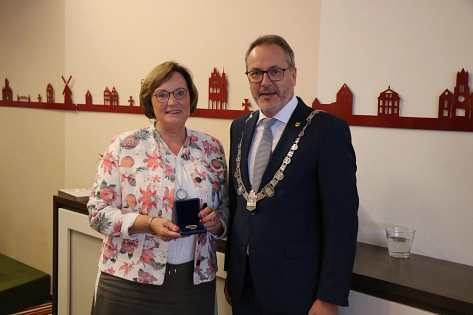 Bürgermeister Helmut Knurbein hat Annelene Ewers die Ehrenmedaille der Stadt Meppen überreicht. © Stadt Meppen