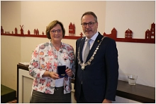 Bürgermeister Helmut Knurbein hat Annelene Ewers die Ehrenmedaille der Stadt Meppen überreicht.