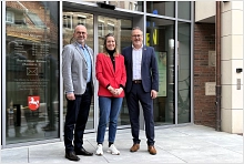 Christoph Schwerdt (Geschäftsführender Vorstand genial eG), Franziska Fehnker (Gesundheitslotsin genial eG) und Bürgermeister Helmut Knurbein