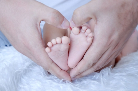 Babyfüße von Elternhänden umschlossen © Pixabay