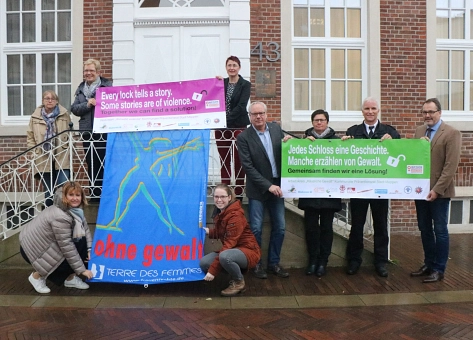 Der Arbeitskreis „Häusliche Gewalt“ des Kommunalen Präventionsrates der Stadt Meppen stellte gemeinsam mit Bürgermeister Helmut Knurbein (rechts) die Banner-Aktion vor. © Stadt Meppen