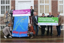 Der Arbeitskreis „Häusliche Gewalt“ des Kommunalen Präventionsrates der Stadt Meppen stellte gemeinsam mit Bürgermeister Helmut Knurbein (rechts) die Banner-Aktion vor.