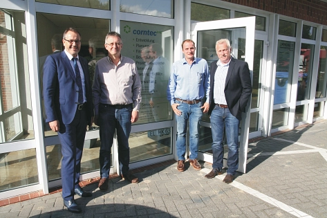 2004 wurde die CornTec GmbH mit der Geschäftsführung um Dipl.-Ing. Hermann Rugen (2. v. l.) und Dr. Claus Diekel (3. v. l.) gegründet. Bürgermeister Helmut Knurbein (links) und Heinz Schöttmer (rechts), Leiter der Stabsstelle Wirtschaftsförderung, machten © Stadt Meppen