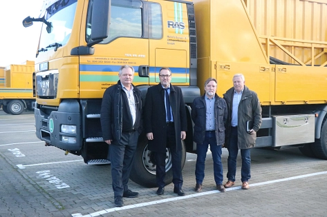 (v. l.) Heinrich Schmitz (links) und Caspar Wessels (3. v. l.), beide Geschäftsführer der RAS, sowie Bürgermeister Helmut Knurbein (2. v. l.) und Wirtschaftsförderer Heinz Schöttmer (rechts). © Stadt Meppen