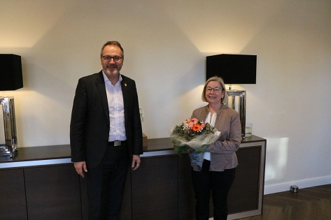Bürgermeister Helmut Knurbein gratulierte Anneliese Arling zu ihrem 40-jährigen Dienstjubiläum. © Stadt Meppen