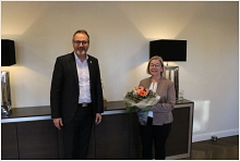 Bürgermeister Helmut Knurbein gratulierte Anneliese Arling zu ihrem 40-jährigen Dienstjubiläum.