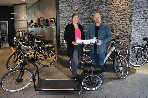 (v. l.) Citymanagerin Janine Baalmann besuchte Erwin Ebeltjes im neuen Ladenlokal und ließ sich unter anderem das „Lopifit“ erklären. © Stadt Meppen