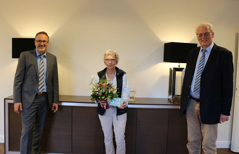 Bürgermeister Knurbein (links) und Helmut Schwendtner (rechts), Vorsitzender der Fairtrade-Steuerungsgruppe, sprachen Frau Knopp (Mitte) bei der Verabschiedung ihren Dank für das langjährige Engagement zur Stärkung des Fairen Handels in Meppen aus. © Stadt Meppen
