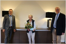 Bürgermeister Knurbein (links) und Helmut Schwendtner (rechts), Vorsitzender der Fairtrade-Steuerungsgruppe, sprachen Frau Knopp (Mitte) bei der Verabschiedung ihren Dank für das langjährige Engagement zur Stärkung des Fairen Handels in Meppen aus.