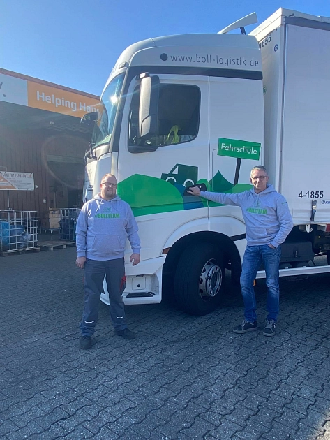 Johannes Borker und Guido Tangen haben u.a. beim Verein Helping Hands e.V. in Lathen die dringend benötigten Hilfsgüter für die Ukraine geladen.&nbsp;&copy;&nbsp;Boll Spedition