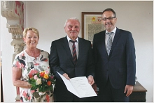 Stadtkämmerer Josef Schnieders (Mitte) wird von Bürgermeister Helmut Knurbein (rechts) in den Ruhestand verabschiedet. Links im Bild seine Ehefrau.