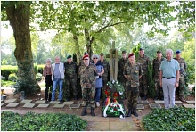 Die Mitglieder der Reservistenkameradschaft Meppen und des Partnerschaftskomitees Meppen e.V. mit dem Vorsitzenden Heinz Cloppenburg haben am Sonntag, 15. August, Blumenkränze am Denkmal der 1. Polnischen Panzerdivision in Meppen niedergelegt.