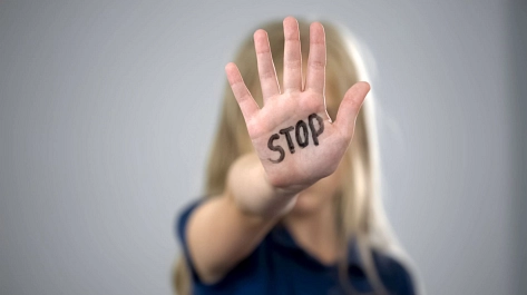 Eine Frau hebt ihre Hand, auf der das Wort "Stop" steht, als Zeichen gegen Gewalt gegen Frauen. © AdobeStock_Ievgen Chabanov