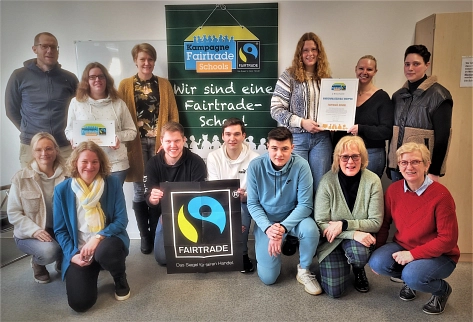 Die Mitglieder des Fairtrade-Schulteams der Marienhausschule Meppen freuen sich zusammen mit Schulleiterin Ingrid Völlering (5. v. l.) über die Zertifizierung als „Fairtrade-School". © Marienhausschule Meppen