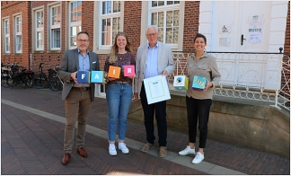 Bürgermeister Helmut Knurbein (links) und Vertreter*innen der Fairtrade-Steuerungsgruppe freuen sich über die erneute Auszeichnung der Stadt Meppen als Fairtrade-Town für weitere zwei Jahre.