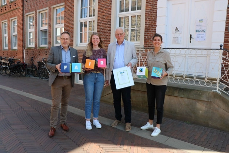 Bürgermeister Helmut Knurbein (links) und Vertreter*innen der Fairtrade-Steuerungsgruppe freuen sich über die erneute Auszeichnung der Stadt Meppen als Fairtrade-Town für weitere zwei Jahre. © Stadt Meppen