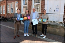 Bürgermeister Helmut Knurbein (links) und Vertreter*innen der Fairtrade-Steuerungsgruppe freuen sich über die erneute Auszeichnung der Stadt Meppen als Fairtrade-Town für weitere zwei Jahre.