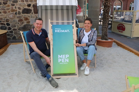 Von vielen herbeigesehnt freuen sich Frank Thole, Geschäftsführer TIM, und Eva Weusthof, Ci-tymanagement der Stadt Meppen, den Meppener Strandstuhl nun zum Kauf anbieten zu können. © Stadt Meppen