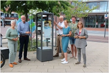 Zusammen mit dem Ersten Stadtrat Bernhard (2.v.l.) Ostermann haben Mitglieder der Fairtrade-Steuerungsgruppe der Stadt Meppen die ersten Bücher zur Weitergabe in die Offene Bücherbox auf dem Windthorstplatz eingestellt.