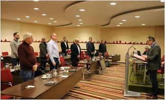 Bürgermeister Helmut Knurbein vereidigte die neuen Ortsvorsteher im Rahmen der ersten Ortsvorsteherrunde in der neuen Wahlperiode im Ratssaal. Auf dem Foto fehlt Bernhard Siepker.