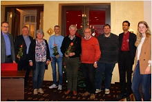 Neue und ehemalige Mitglieder des Vorstandes des Partnerschaftskomitees Meppen e.V. haben sich nach der Mitgliederversammlung zu einem gemeinsamen Foto im Ratssaal zusammengefunden.