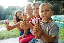 Kinder essen Eis
