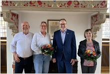 Bürgermeister Helmut Knurbein (Mitte) dankte Annette Grünloh (2. v. l.) und Marioara Jansen (rechts) für die gute Zusammenarbeit verbunden mit Glückwünschen zum Eintritt in den Ruhestand.