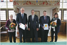 Bürgermeister Helmut Knurbein (Mitte) sprach Helmut Schwendter (2. v. l.) und Jürgen Stroot (4. v. l.) seine Glückwünsche aus.