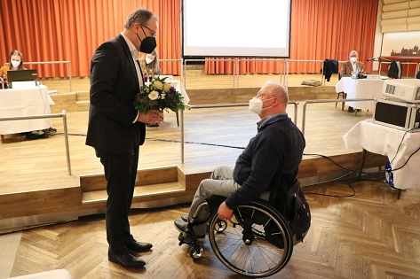 In seiner Sitzung am 10. Februar würdigte der Stadtrat Walter Teckert für seine bisherigen Verdienste als Beauftragter für Menschen mit Behinderungen der Stadt Meppen. © Stadt Meppen