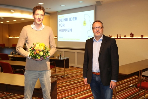 Bürgermeister Helmut Knurbein (rechts) gratulierte Dr. Hermann Clemens Altmeppen (links). Beide blicken gespannt der Umsetzung im nächsten Jahr entgegen. © Stadt Meppen